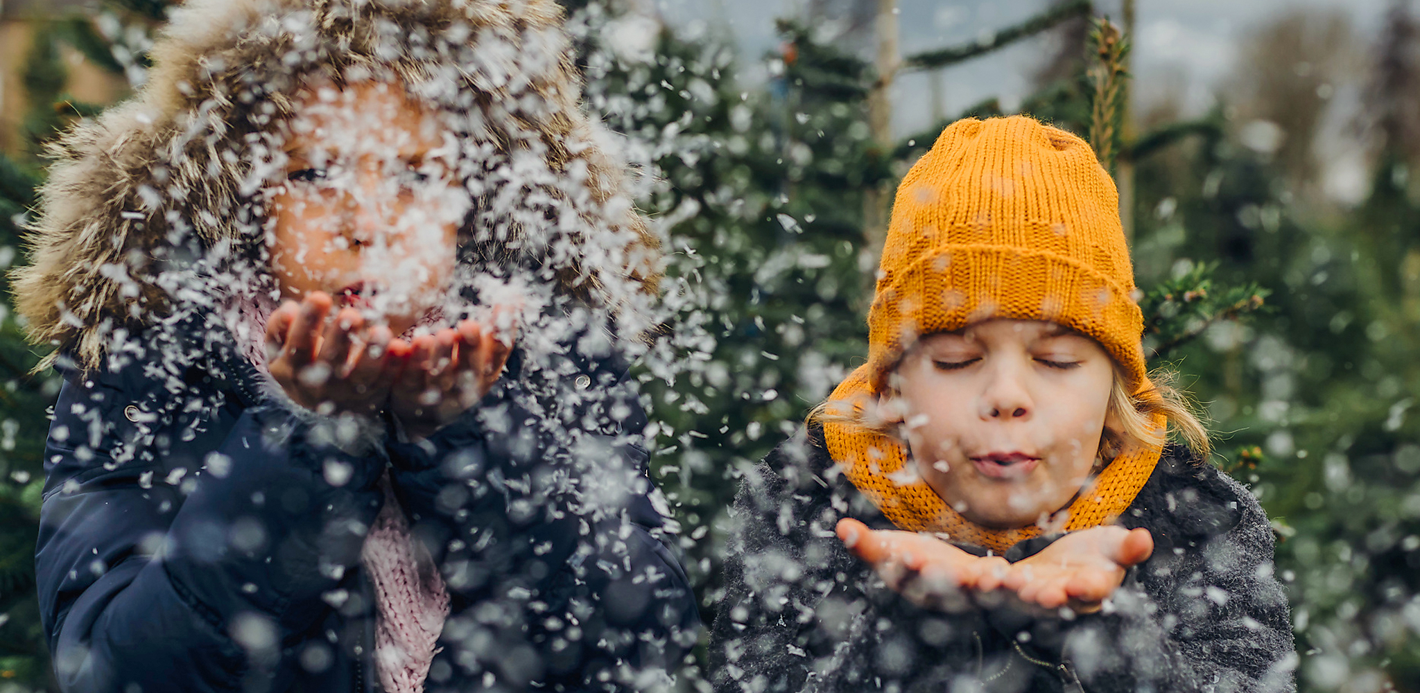Bruder und Schwester haben spaß mit Schnee